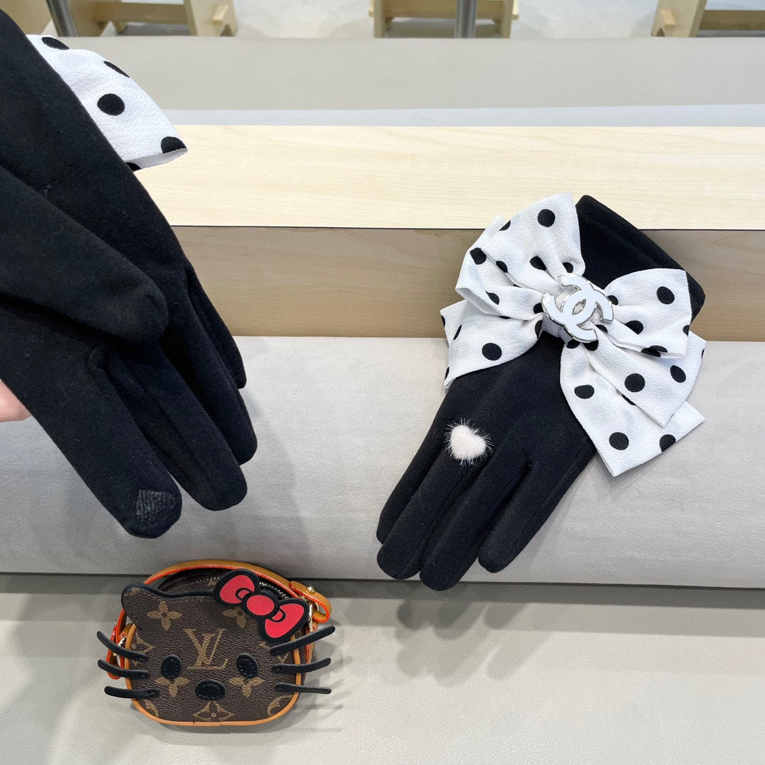 CHANEL GLOVES IN BLACK MIX WHITE WOOL 454572