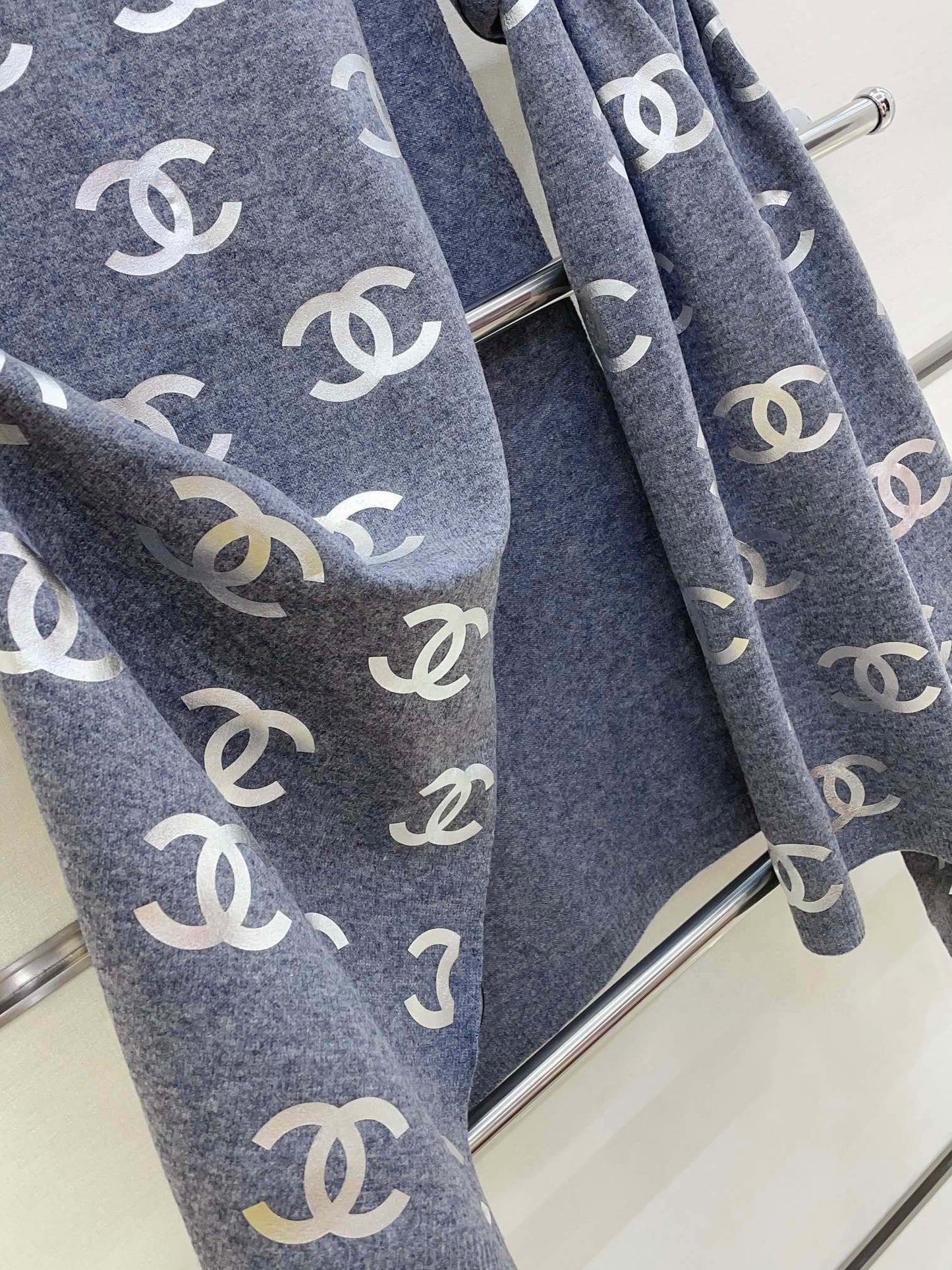 CHANEL SCARF 190 CM IN COOL GRAY CASHMERE WITH SILVER LOGO 401170