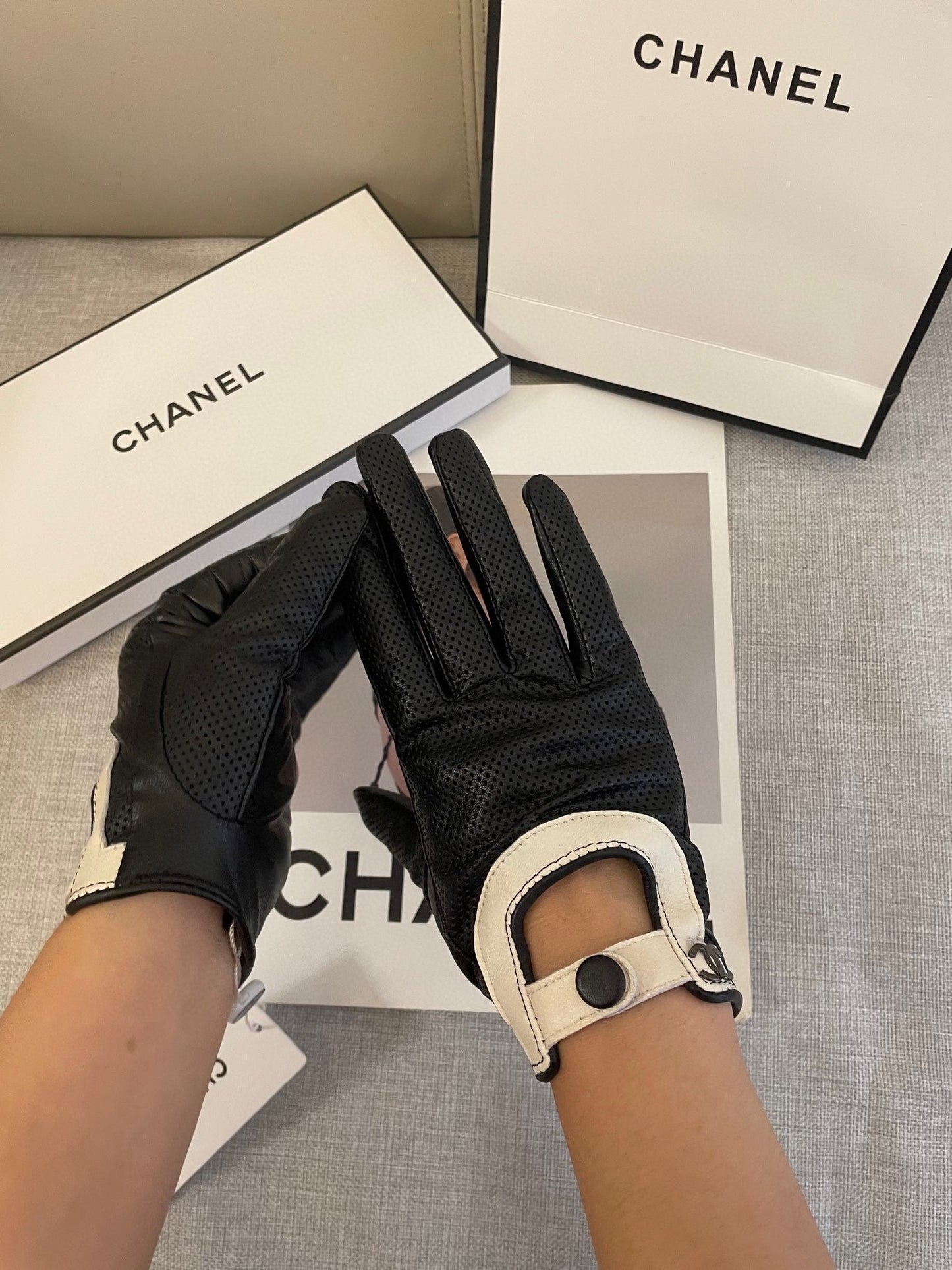 CHANEL GLOVES IN BLACK SHEEPSKIN 463848