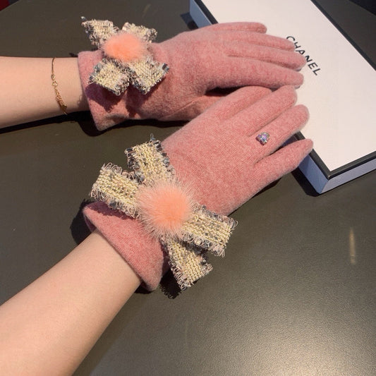 CHANEL GLOVES IN FLAMINGO PINK WOOL 420537