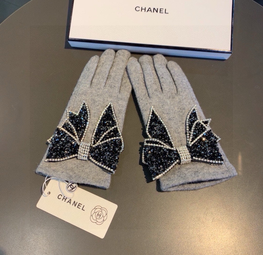 CHANEL GLOVES IN DOVE GRAY WOOL WITH RHINSTONES 429246
