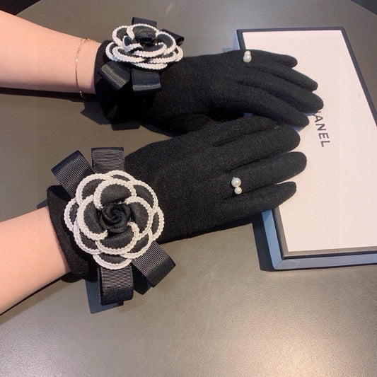 CHANEL GLOVES IN BLACK WOOL WITH FLOWER 456325