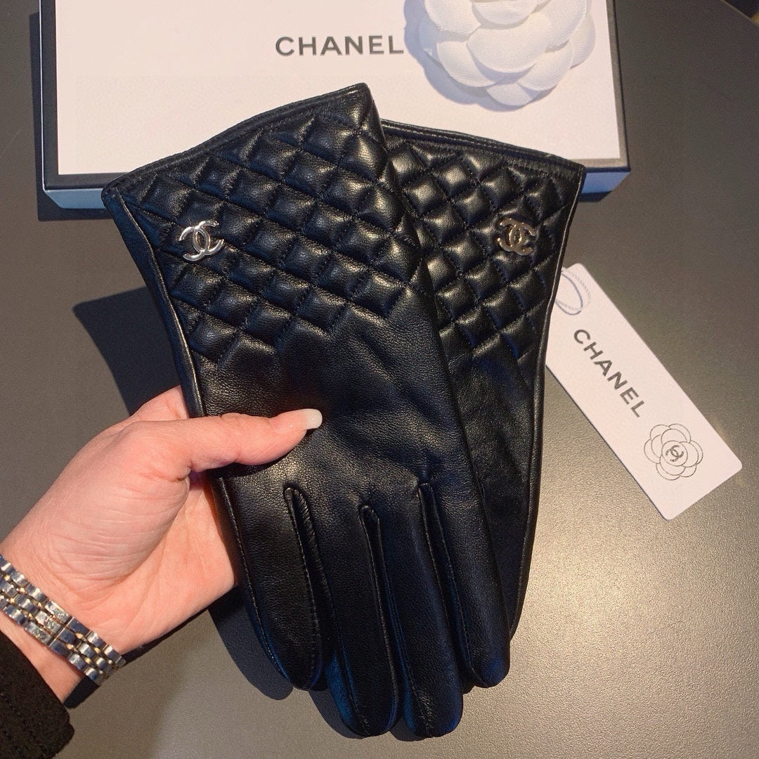 CHANEL GLOVES IN BLACK LAMBSKIN WITH GOLD LOGO 462263