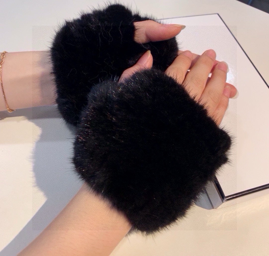 CHANEL FINGERLESS HALF GLOVES IN BLACK RABBIT FUR 462278
