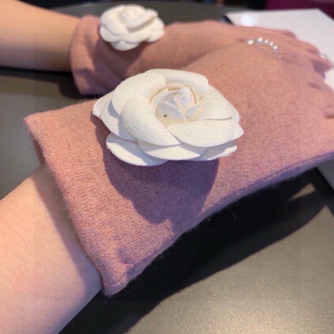 CHANEL GLOVES IN CREPE PINK WOOL WITH LARGE WHITE FLOWER 464992