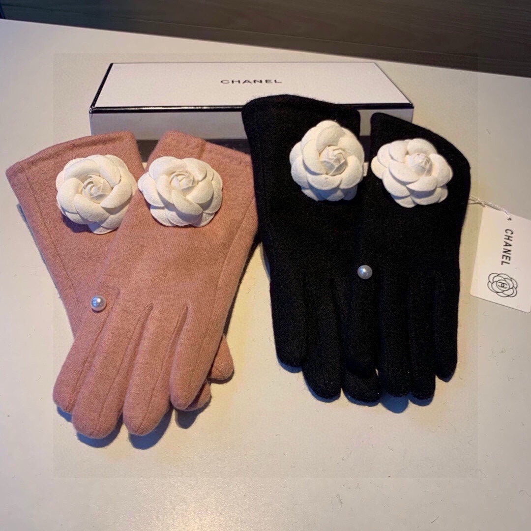 CHANEL GLOVES IN BLACK WOOL WITH LARGE WHITE FLOWER 464993