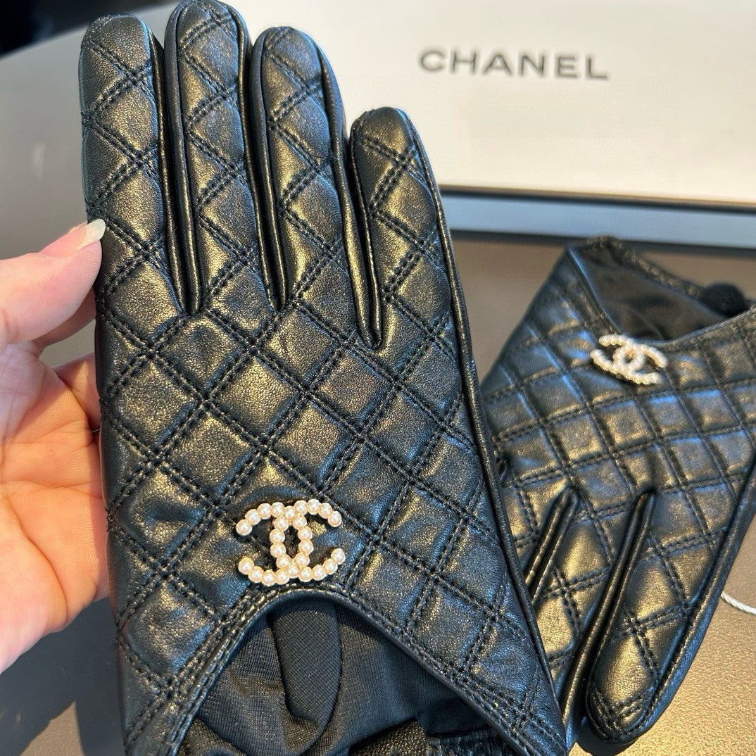CHANEL GLOVES IN BLACK LAMBSKIN 465006