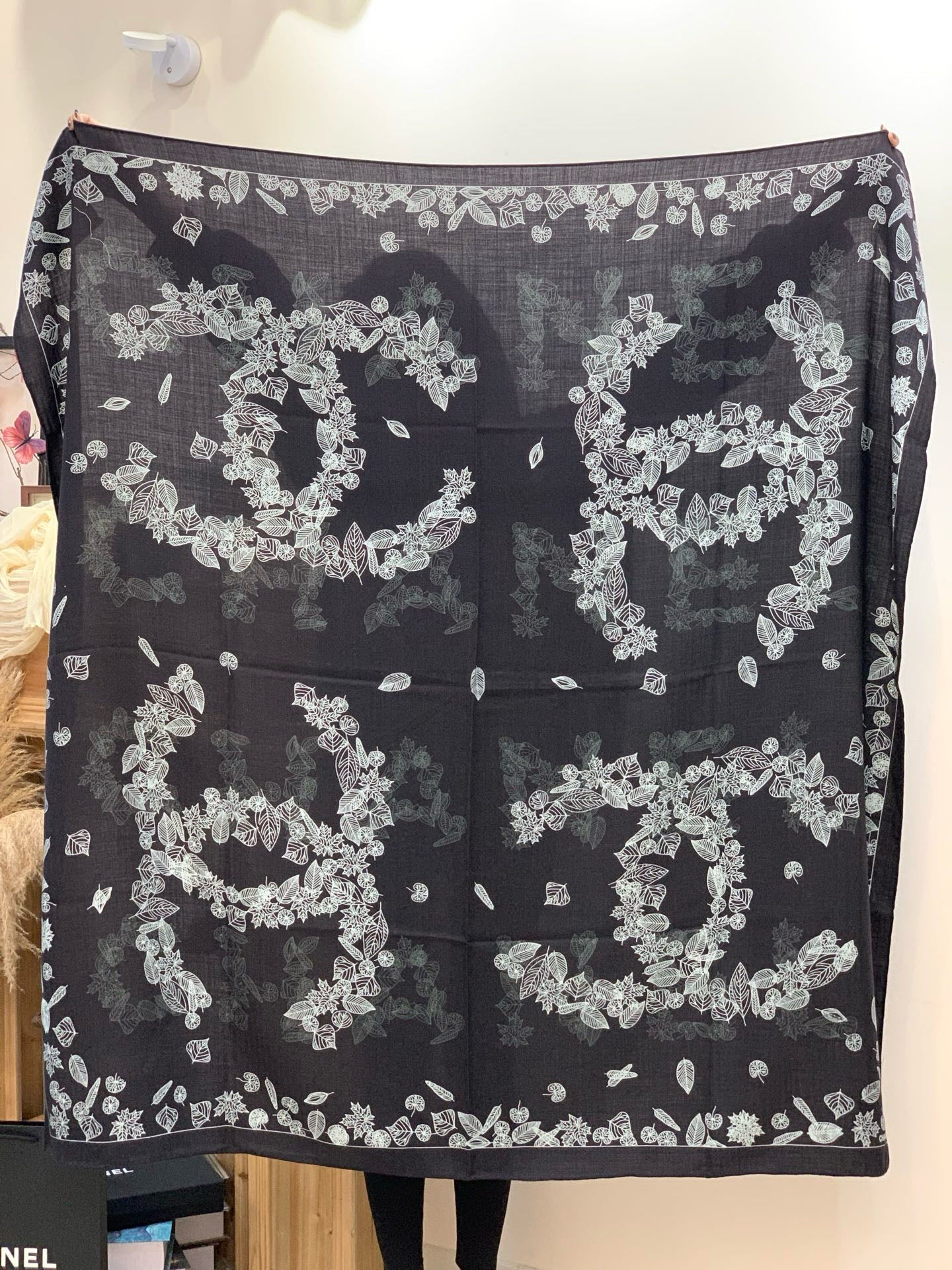 CHANEL 25S SCARF 135 IN CASHMERE 883660
