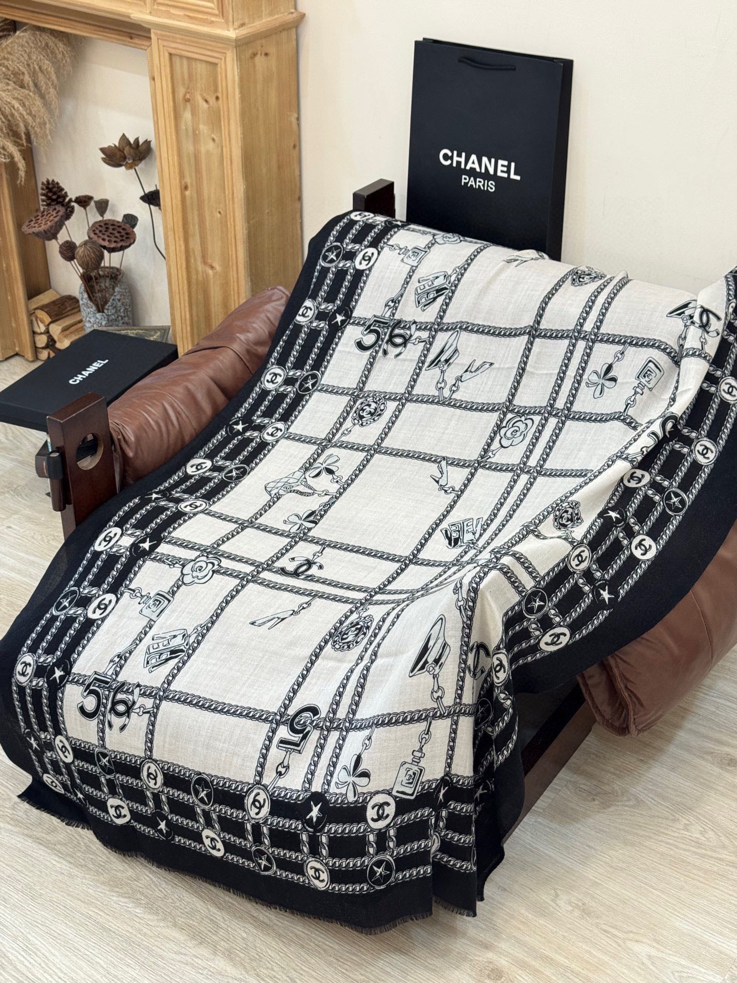 CHANEL 25S SCARF 200 IN CASHMERE 931948