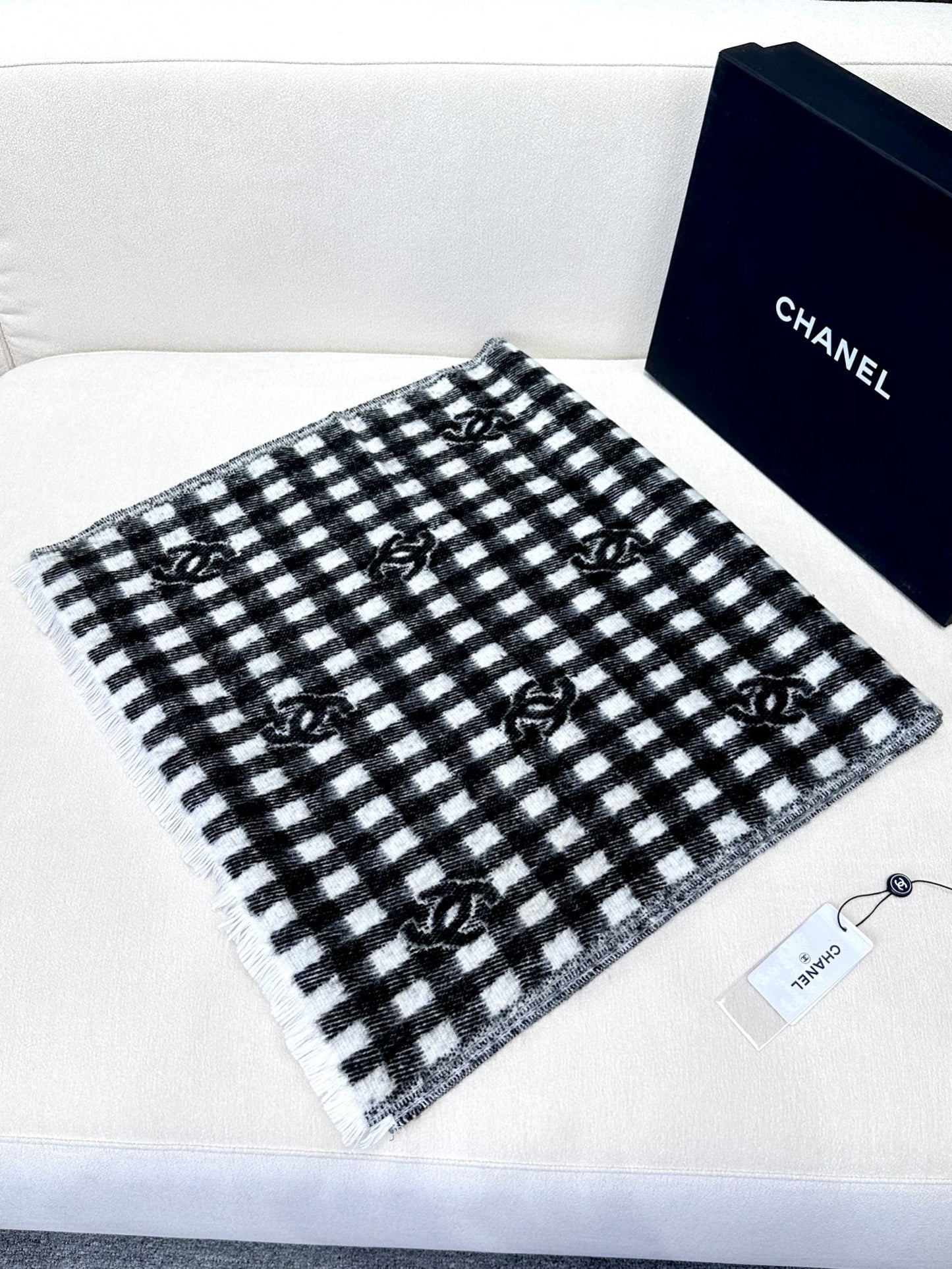 CHANEL SCARF 190 CM IN BLACK MIX WHITE CARO CASHMERE AND WOOL 390944