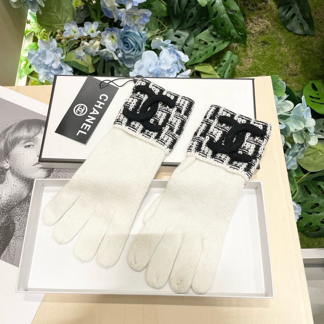 CHANEL GLOVES IN WHITE MIX BLACK WOOL KNIT 462430